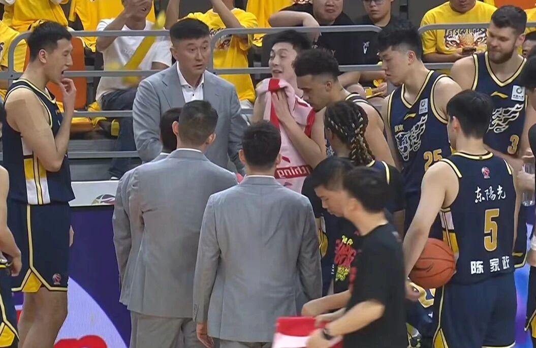 北京单场官网-广东男篮击败北京，杜锋赛后阴阳对手，球员评分：张皓嘉9.8分！